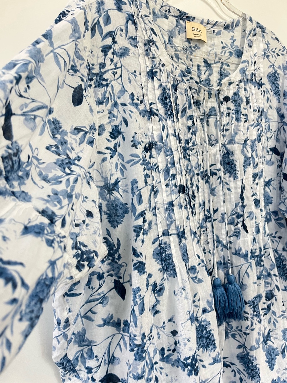 Elie Tahari Blue Floral Pintuck Tassel Top 100% Cotton.
Relaxed Peasant Sze 3XL - Picture 9 of 11